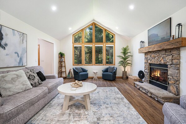 Smart-TV, Kamin, Videospiele, Tischfußball