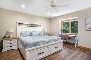 4 chambres, bureau, fer et planche à repasser, lit parapluie