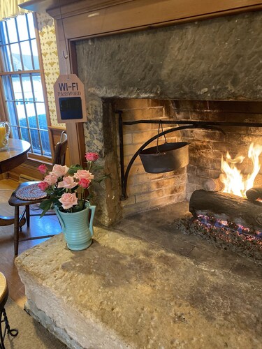 Charming Hudson Farmhouse on 12 Acres - 2 Miles from Cuyahoga Valley Nat’l Park