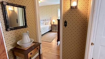 4 bedrooms, desk, iron/ironing board, WiFi