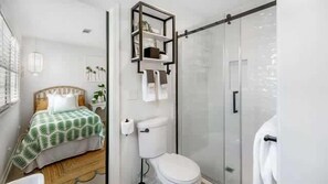 Douche, sèche-cheveux, serviettes fournies, shampoing
