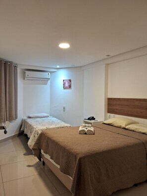 Familien-Suite, Balkon | Bügeleisen/Bügelbrett, kostenloses WLAN