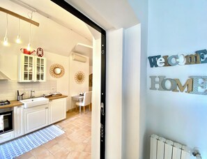 Interior - Il Sorriso dei Sassi Rooms: Civita Studio Apartment & Sassi view. (Matera)