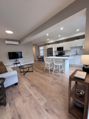 Smart TV - Urban Oasis with Full Amenities in the Heart of Sault Ste. Marie (Sault Ste. Marie)