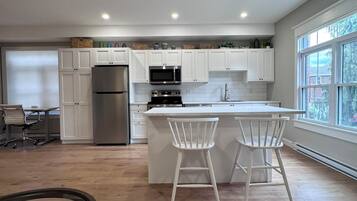 Microondas, horno, placa de cocina y lavavajillas