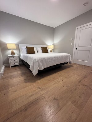 Tabla de planchar con plancha, wifi gratis y ropa de cama