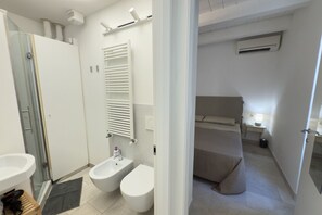 Shower, bidet, towels