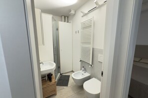 Shower, bidet, towels
