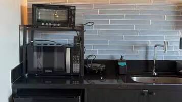 Frigorífico, microondas, horno y placa de cocina