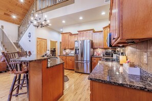 Mikrobølgeovn, ovn, kokeplater og oppvaskmaskin