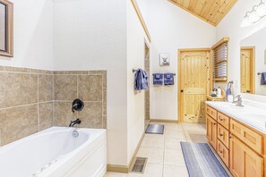 حوض استحمام بنظام ضخ المياه، مجففات شعر، مناشف، صابون