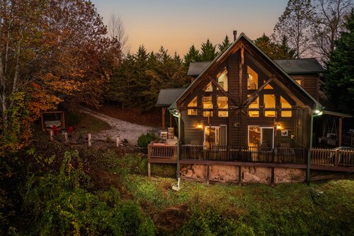 Charming, Family-Friendly Cabin - Serene, Minutes from GSMNP Fun! Easy Access!