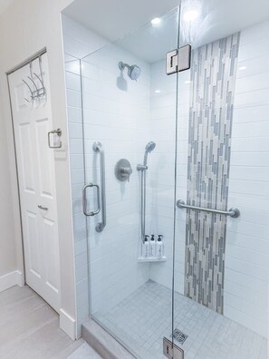 Eco-friendly toiletries, hair dryer, towels - Lux 2 Bdrm Ski-In/out, safe bike storage (Whistler)