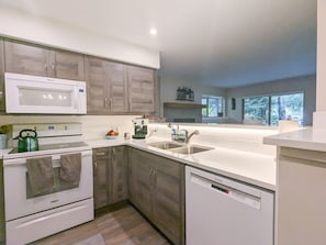 Geladeira, micro-ondas, fogão, cooktop