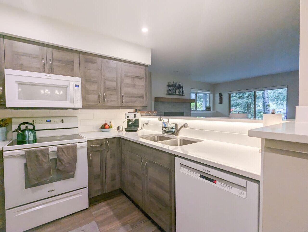 冷蔵庫、電子レンジ、オーブン、コンロ