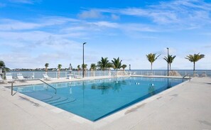 Outdoor pool, a heated pool - OCEANFRONT community, perfect condo, sleeps 4 (Marathon)
