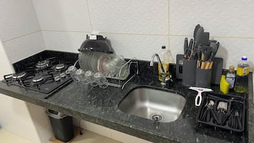 Een microgolfoven, een oven, een kookplaat