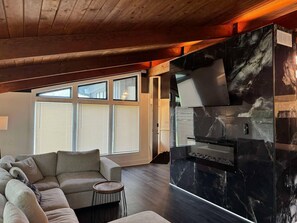 Smart-tv en een open haard