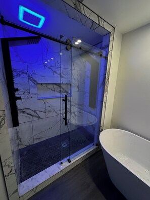 Shower, jetted tub, towels, toilet paper