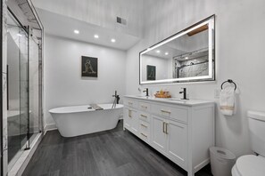 Shower, jetted tub, towels, toilet paper