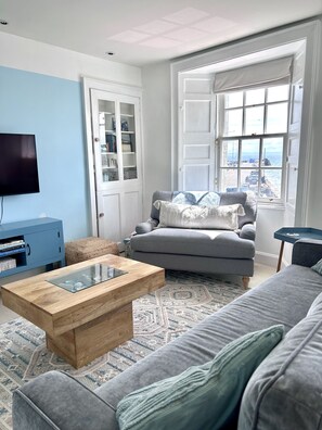 Smart TV, DVD player, books, stereo