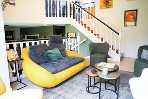 Fernseher, Kamin, Bücher