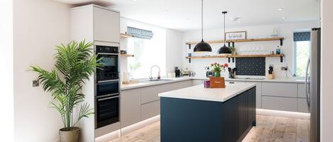 Een koelkast, een microgolfoven, een vaatwasser, een kinderstoel