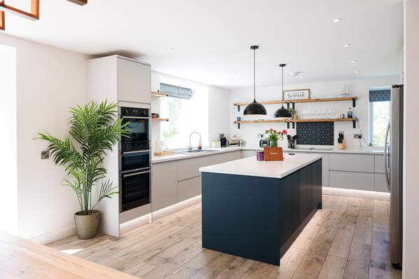 Kjøleskap, mikrobølgeovn, oppvaskmaskin og høy barnestol