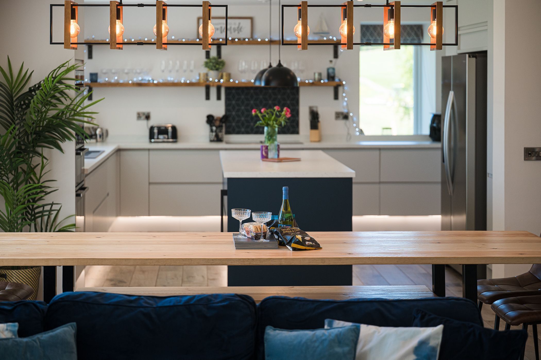 Frigorífico, microondas, lavavajillas y trona infantil