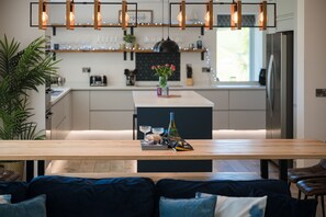 Kjøleskap, mikrobølgeovn, oppvaskmaskin og høy barnestol