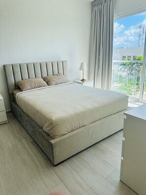 2 dormitorios, escritorio, tabla de planchar con plancha y wifi