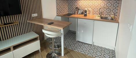 Fridge, microwave, stovetop, coffee/tea maker