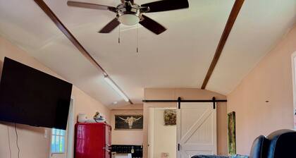 Charming 1 room cottage with overnight horse boarding, country views, and WiFi