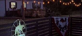 Charming 1 room cottage with overnight horse boarding, country views, and WiFi