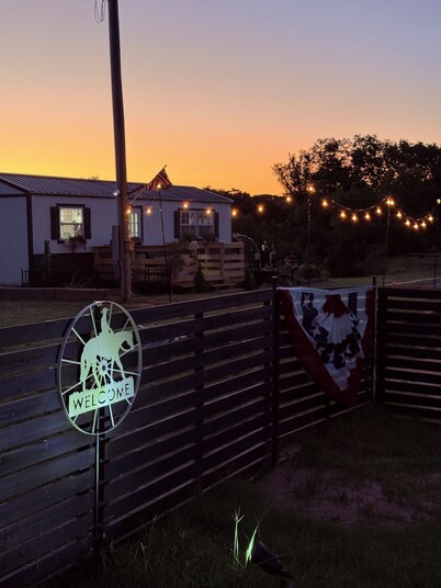 Charming 1 room cottage with overnight horse boarding, country views, and WiFi