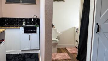 Chuveiro, secador de cabelo, toalhas de banho, sabonete