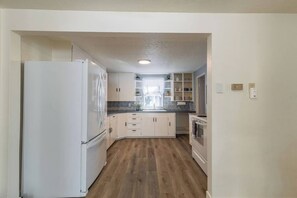 Fridge, microwave, oven, stovetop - A Hidden Gem in Downtown Eagle (Eagle)