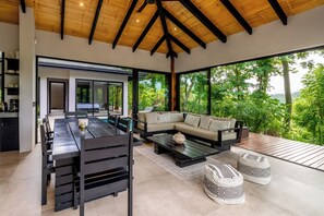 تناول الطعام بالخارج