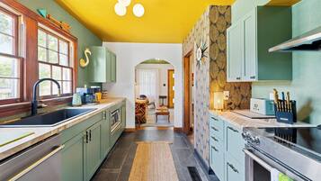 Mikrobølgeovn, ovn, kokeplater og oppvaskmaskin