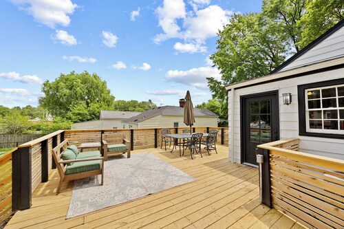 Mid-Century Modern Gem Pet-Friendly 2BR w/ Deck