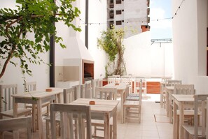 Outdoor dining - Urbanian Hostel (Asunción)