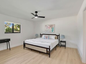 2 habitaciones, escritorio y tabla de planchar con plancha 