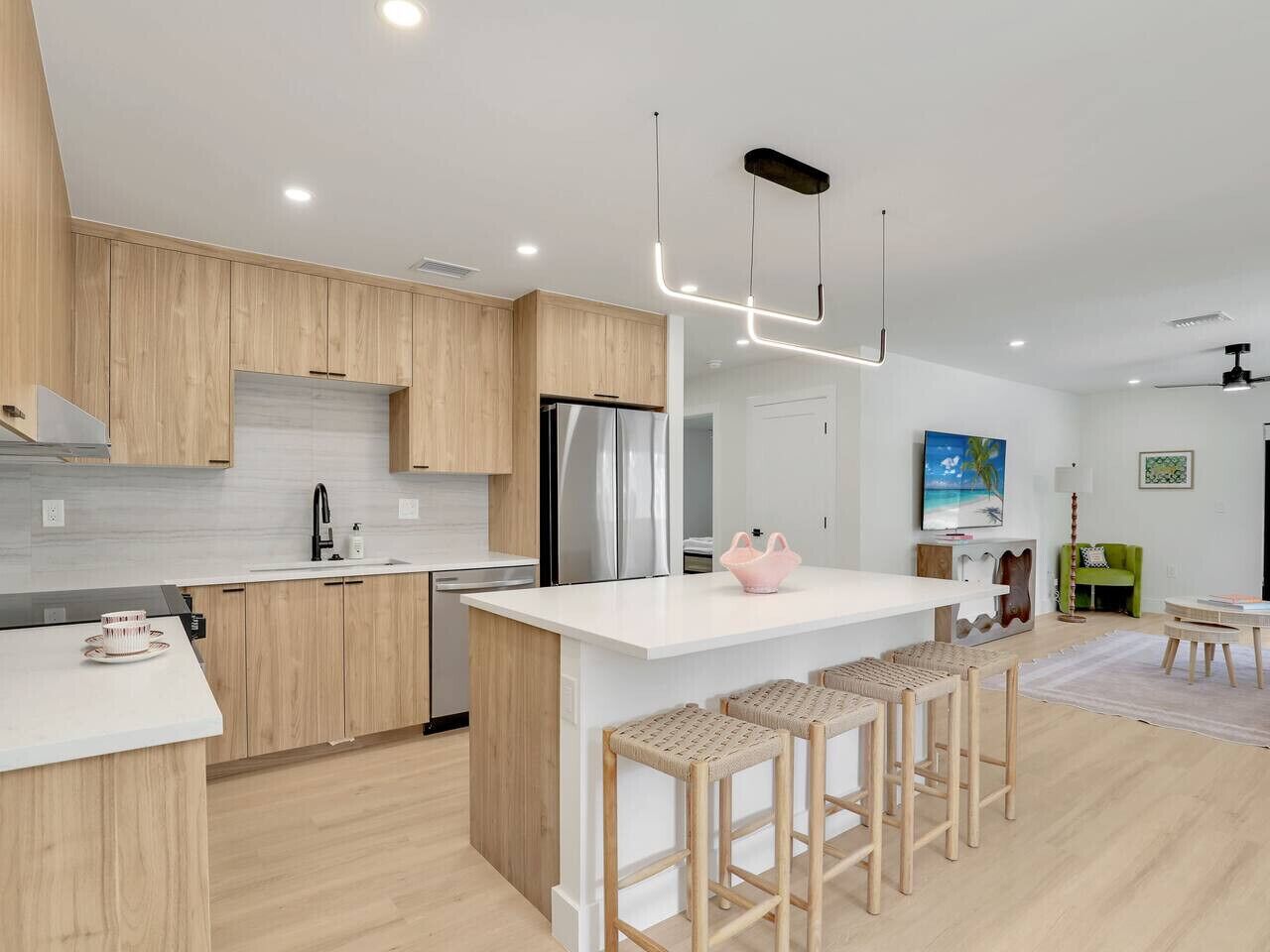 Jääkaappi, mikroaaltouuni, uuni, liesi