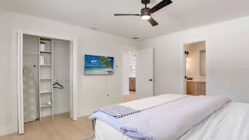 2 bedrooms, desk, iron/ironing board, travel cot