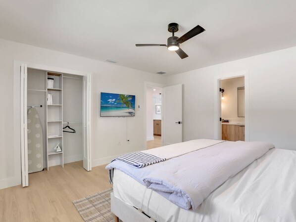 2 bedrooms, desk, iron/ironing board, travel crib