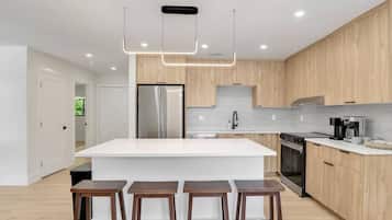 Refrigerador, microondas, horno y parrilla de estufa