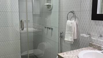 SĂšche-cheveux, serviettes fournies, savon, papier toilette