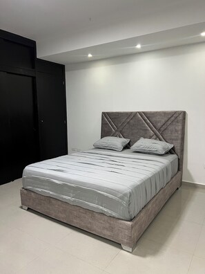 2 habitaciones, tabla de planchar con plancha, wifi y ropa de cama 