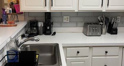 Cozy 2-bedroom condo in enchanting Pikesville with AC, WiFi