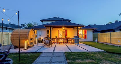 Basketball\Pickleball Court-Putt Putt-Hottub-Gameroom-Centrally Located